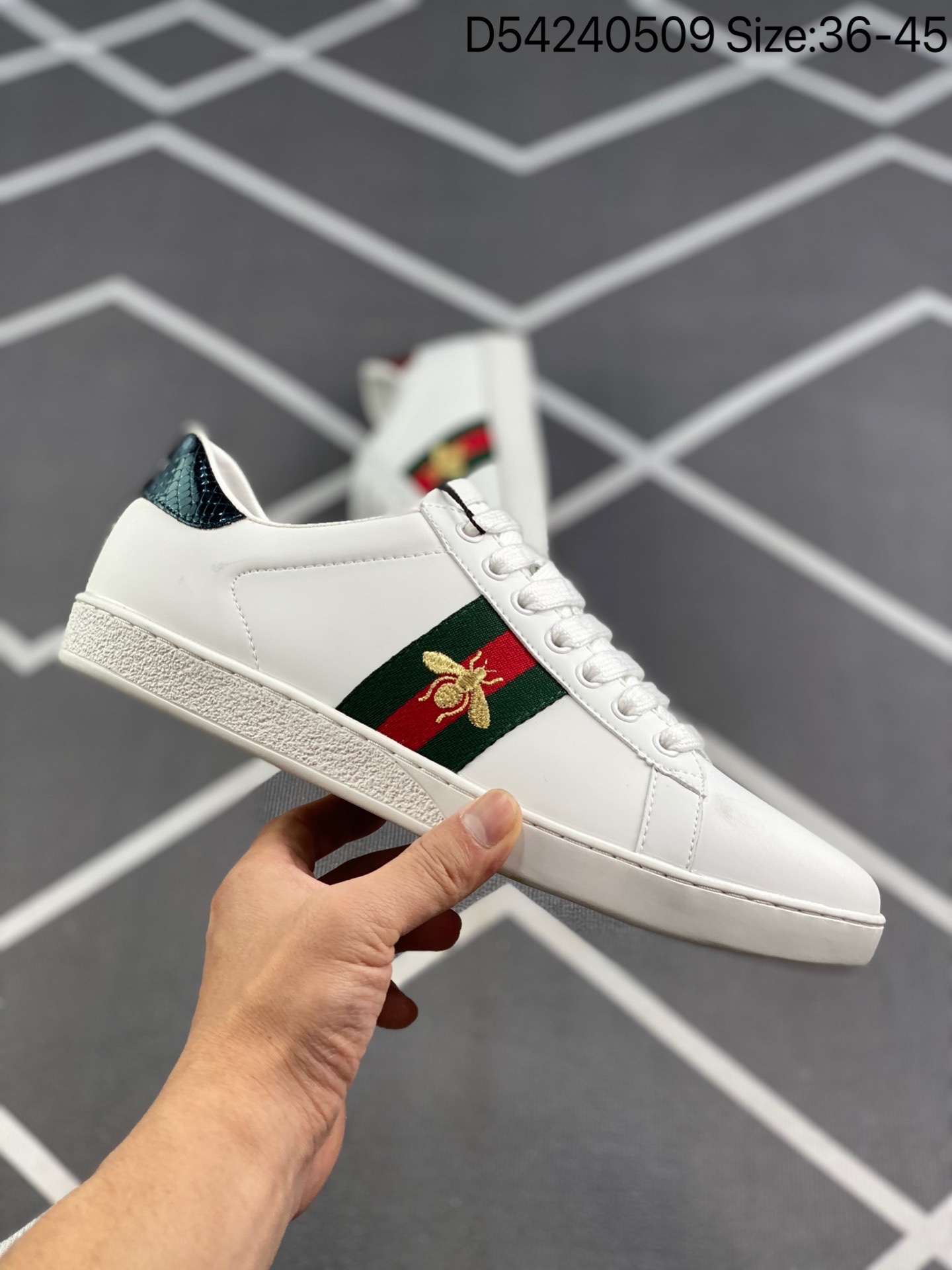 スニーカー Gucci　靴　ファッションシューズ   何でも似合う  メンズ