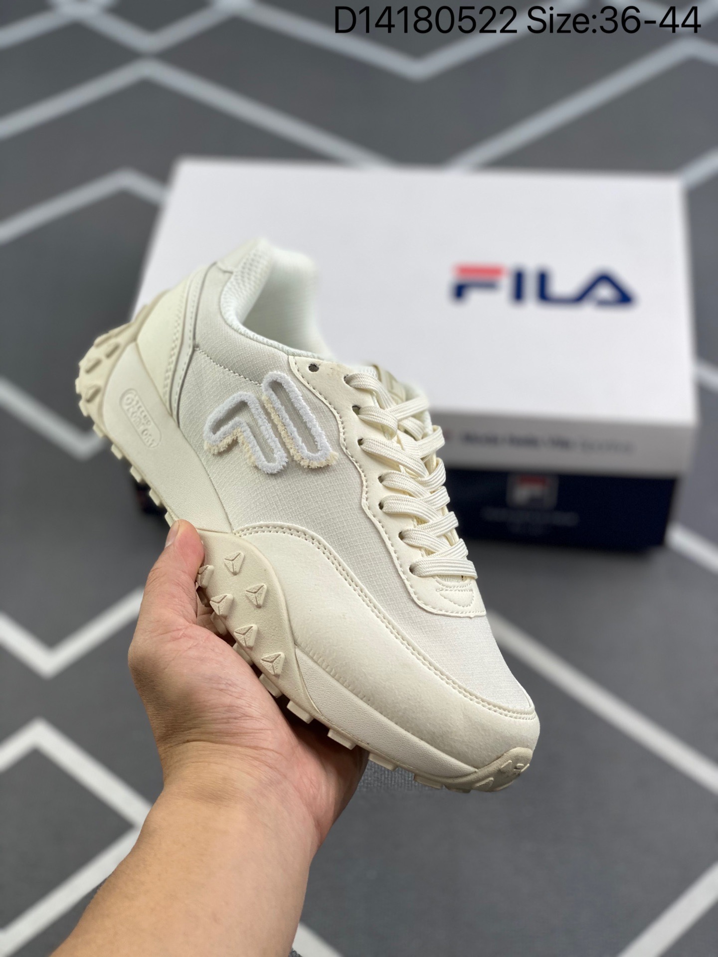 スニーカー FILA  ファッションシューズ   何でも似合う