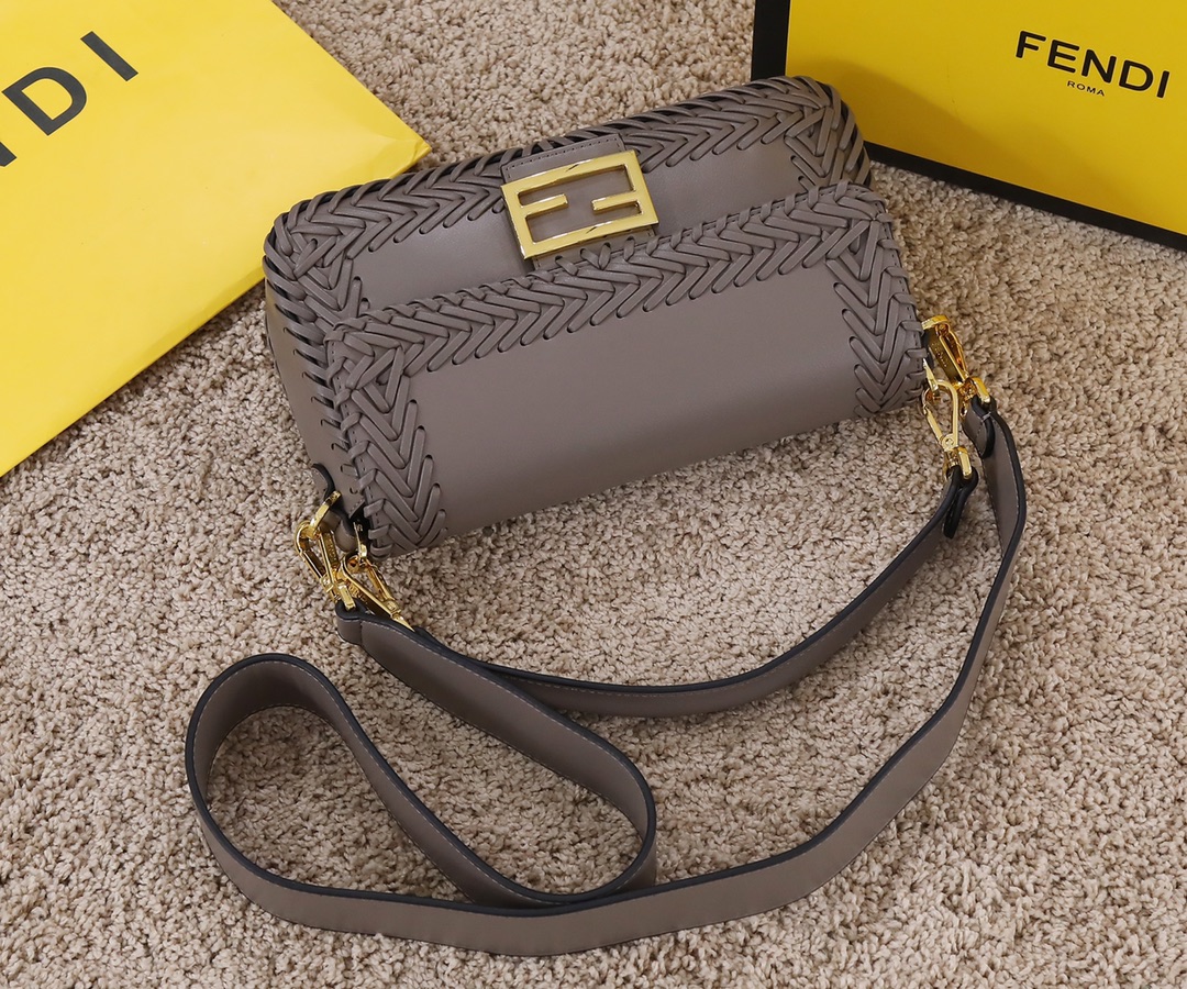 Fendi　レディース財布　カードホルダー　小銭入れ財布　ブランドバッグ　ショルダーバッグ