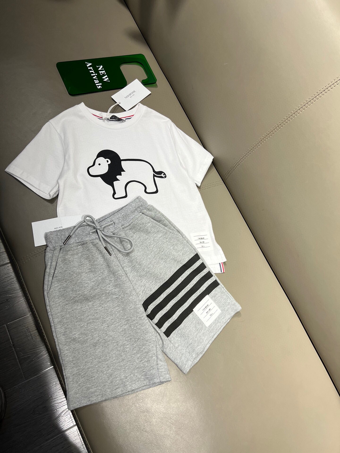 THOM BROWNE トムブラウン　セットアップ　Ｔシャツ＋ショーパン　100-160cm