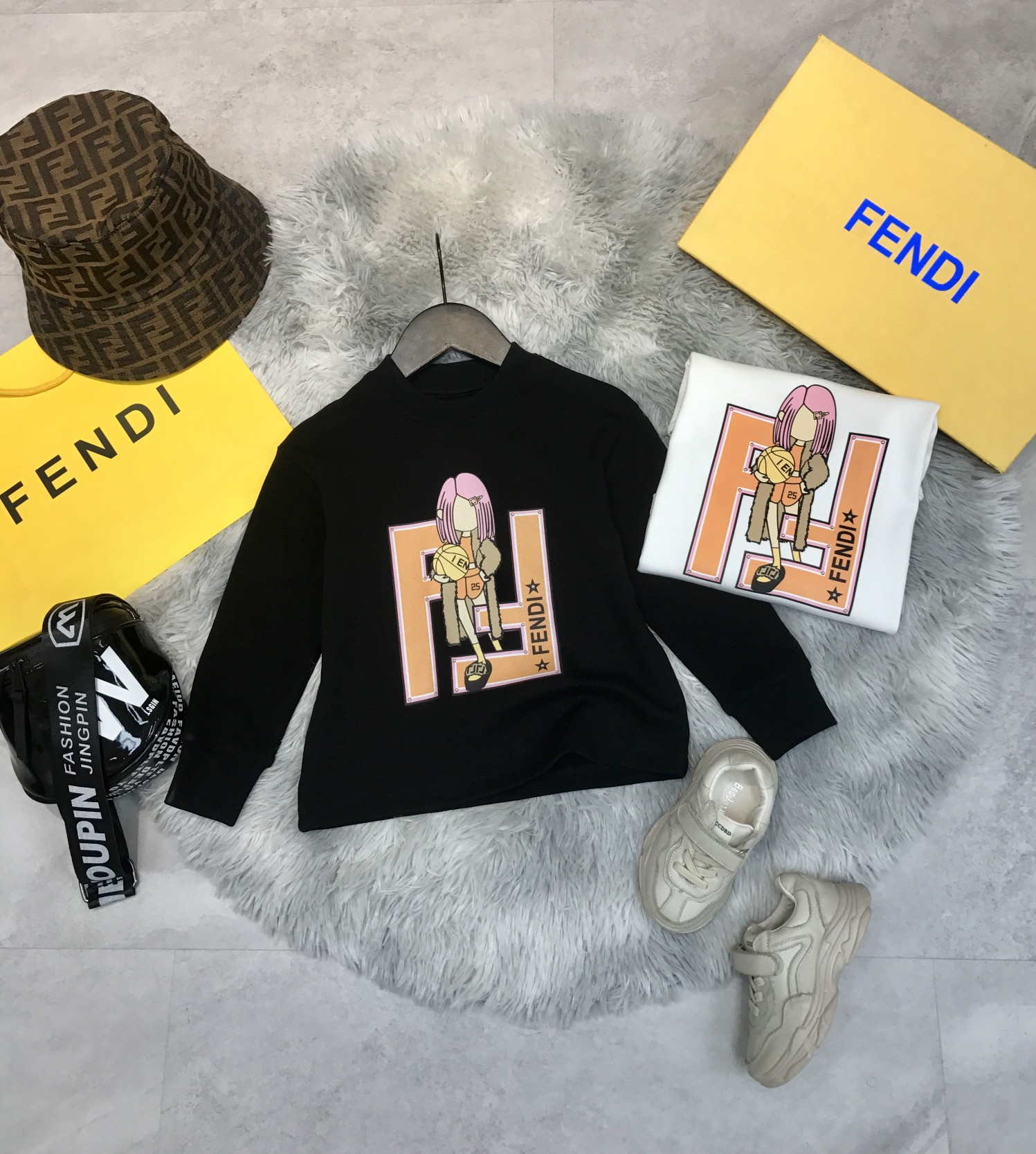 フェンディ FENDI 　子供服　フーディー　秋冬　100-150cm