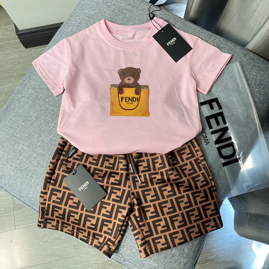 フェンディ FENDI 　子供服 　夏秋　　セットアップ　Ｔシャツ＋ショーパン　　100-150㎝