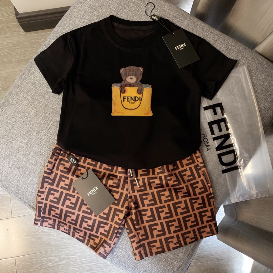 フェンディ FENDI 　子供服 　夏秋　　セットアップ　Ｔシャツ＋ショーパン　　100-150cm