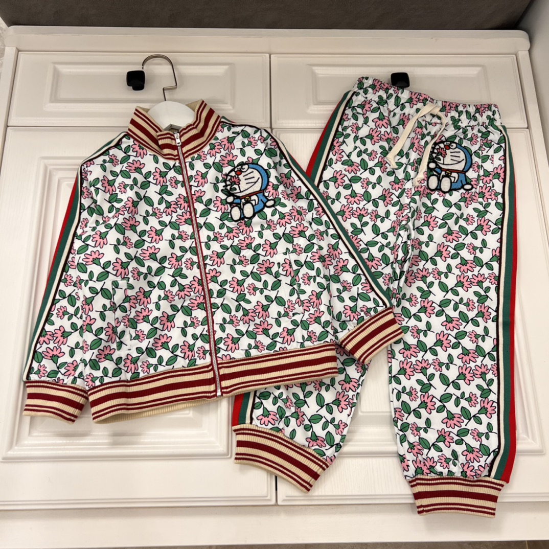 GUCCI【グッチ】 子供服  　セットアップ　　コート+パンツ　春秋　ドラえもん柄　120-160cm