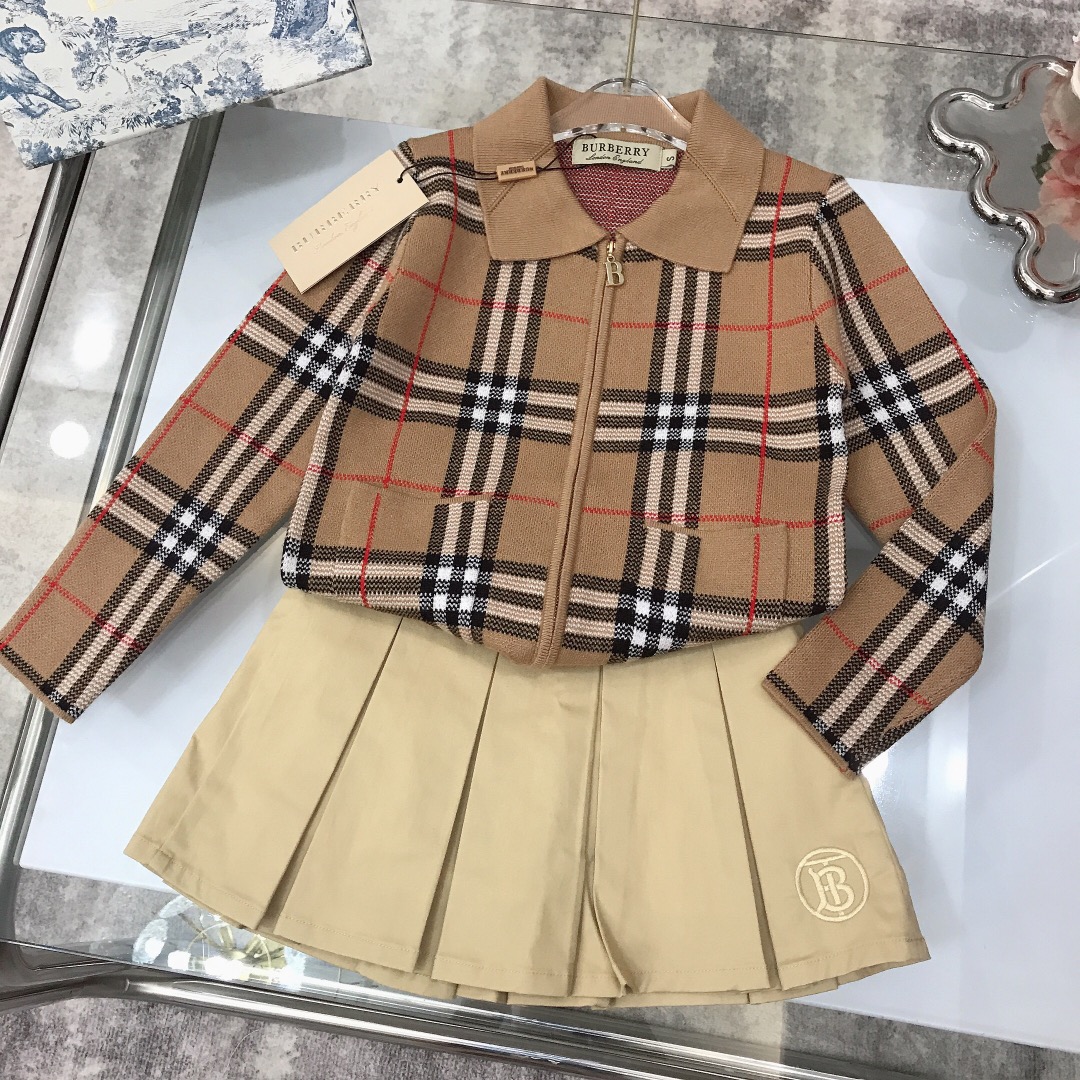 BURBERRY【バーバリー】　子供服　ニット　セットアップ　カーディガン＋スカート　春秋　100-140cm