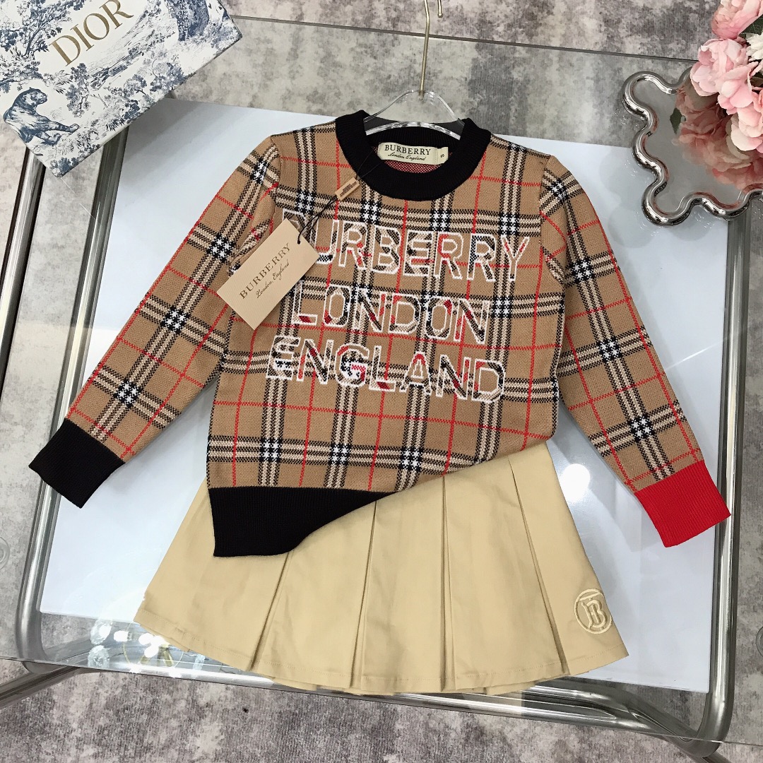 BURBERRY【バーバリー】　子供服  　セットアップ　フーディー+スカート　100-140cm